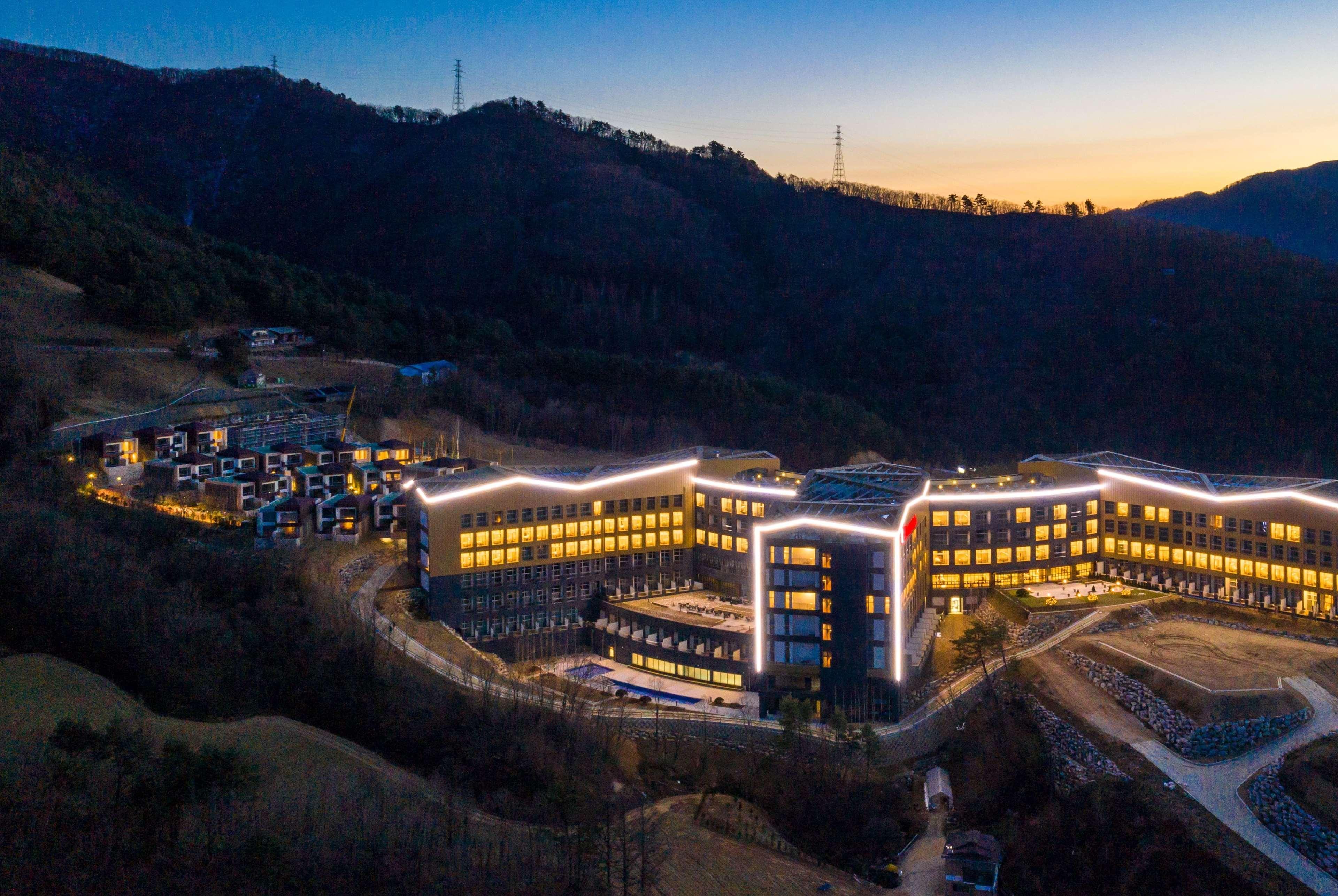 Ramada Hotel & Suite By Wyndham Gangwon Pyeongchang Exterior photo