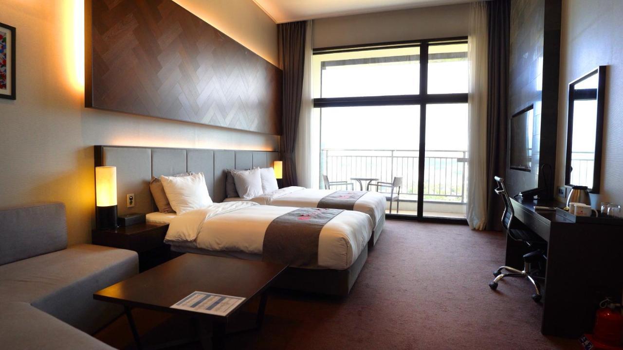 Ramada Hotel & Suite By Wyndham Gangwon Pyeongchang Exterior photo