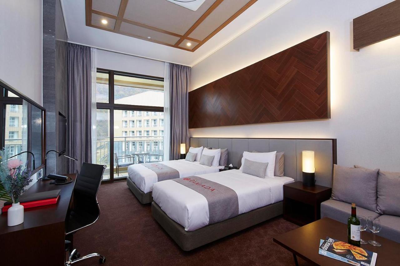 Ramada Hotel & Suite By Wyndham Gangwon Pyeongchang Exterior photo